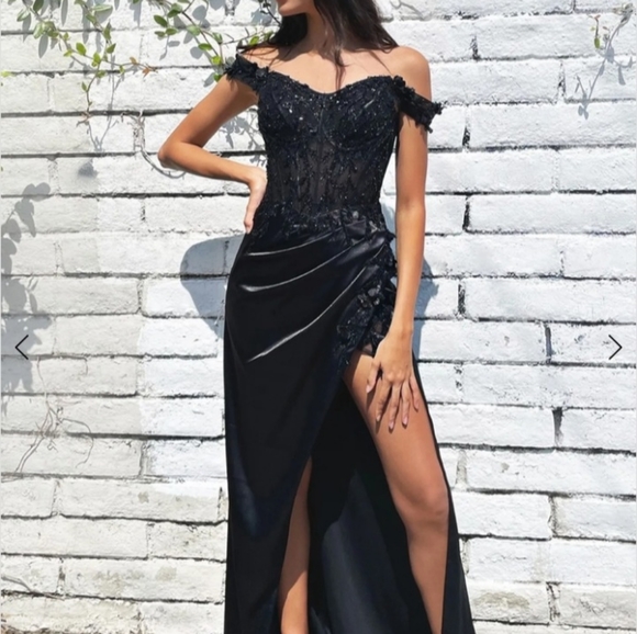 Dresses & Skirts - New black Prom/elegant dress